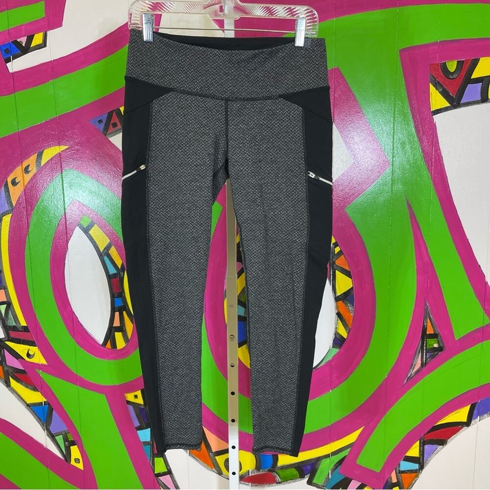 Athleta, Herringbone Workout Capris, Zipper Side Pockets. Size Medium.